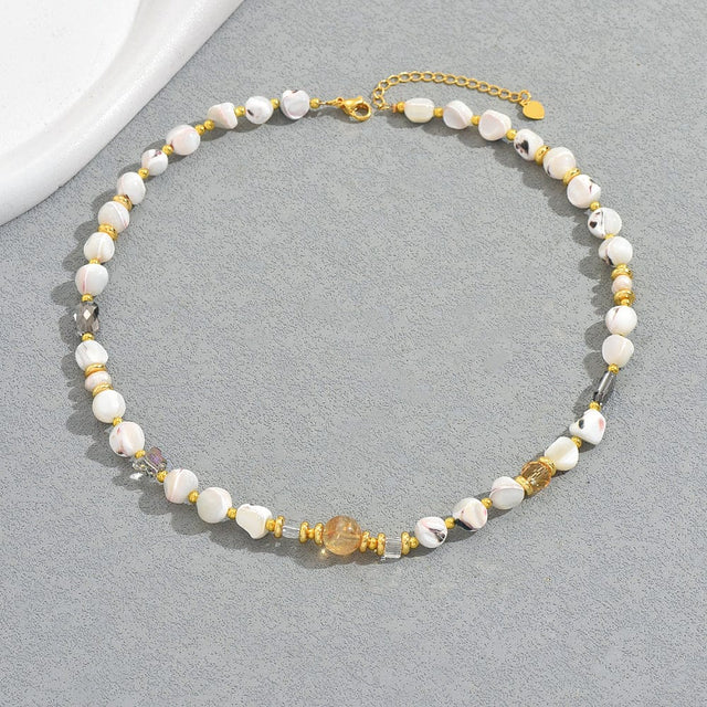 Halskæde Med Organiske Shell Nuggets – Guld/Hvid (43cm) - Uniq Perler - 115560