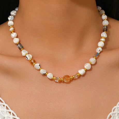 Halskæde Med Organiske Shell Nuggets – Guld/Hvid (43cm) - Uniq Perler - 115560