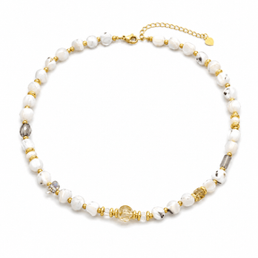 Halskæde Med Organiske Shell Nuggets – Guld/Hvid (43cm) - Uniq Perler - 115560