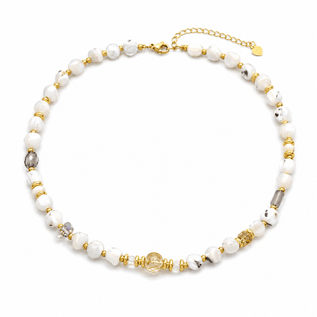 Halskæde Med Organiske Shell Nuggets – Guld/Hvid (43cm) - Uniq Perler - 115560