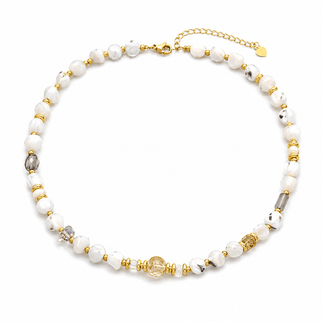 Halskæde Med Organiske Shell Nuggets – Guld/Hvid (43cm) - Uniq Perler - 115560