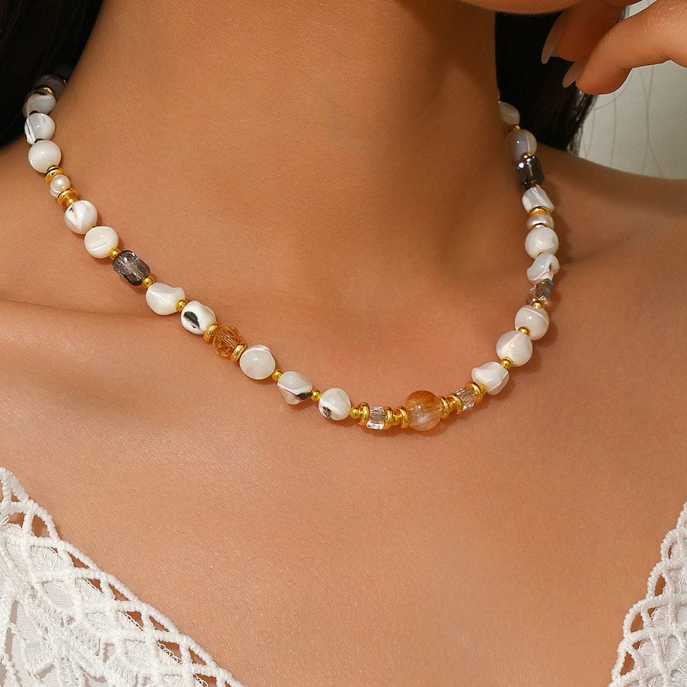 Halskæde Med Organiske Shell Nuggets – Guld/Hvid (43cm) - Uniq Perler - 115560