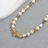 Halskæde Med Organiske Shell Nuggets – Guld/Hvid (43cm) - Uniq Perler - 115560