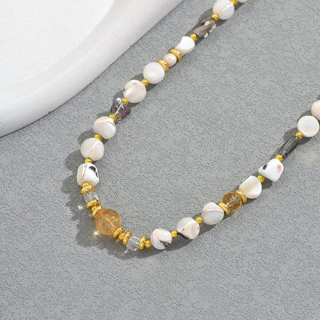 Halskæde Med Organiske Shell Nuggets – Guld/Hvid (43cm) - Uniq Perler - 115560
