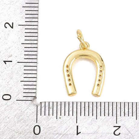Hestesko Vedhæng Med Zirkonia – 18K Forgyldt Messing (14,5x11x1,5mm) - Uniq Perler - 120951