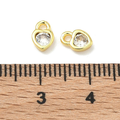 Hjerte Vedhæng Med Kubisk Zirkonia – Langtidsholdbar 18K Forgyldt Messing (7x4.5x2mm) 2 Stk - Uniq Perler - 118746