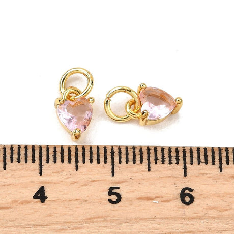 Hjerte Vedhæng Med Rosa Zirkonia Sten, 18K Langtidsholdbar Forgyldt, (8x5x3,5mm) 2 stk. - Uniq Perler - 115499