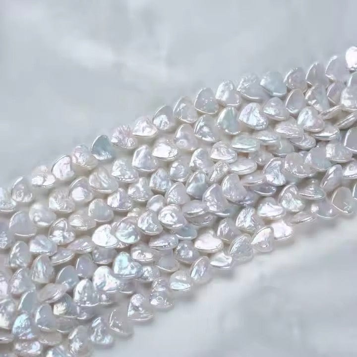 Hjerteformede Ferskvandsperler – Hvid (11 - 12mm), 2 stk - Uniq Perler - 114617