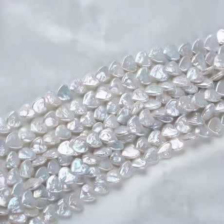 Hjerteformede Ferskvandsperler – Hvid (11 - 12mm), 2 stk - Uniq Perler - 114617