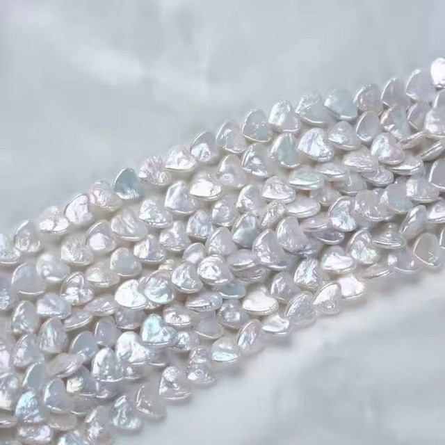 Hjerteformede Ferskvandsperler – Hvid (11 - 12mm), 2 stk - Uniq Perler - 114617