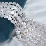 Hjerteformede Ferskvandsperler – Hvid (11 - 12mm), 2 stk - Uniq Perler - 114617