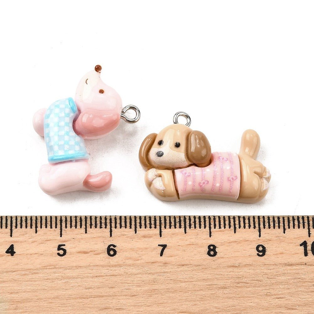 Hundhänge i resin – (ca. 26–28 mm) – 5 st. - Uniq Perler - 