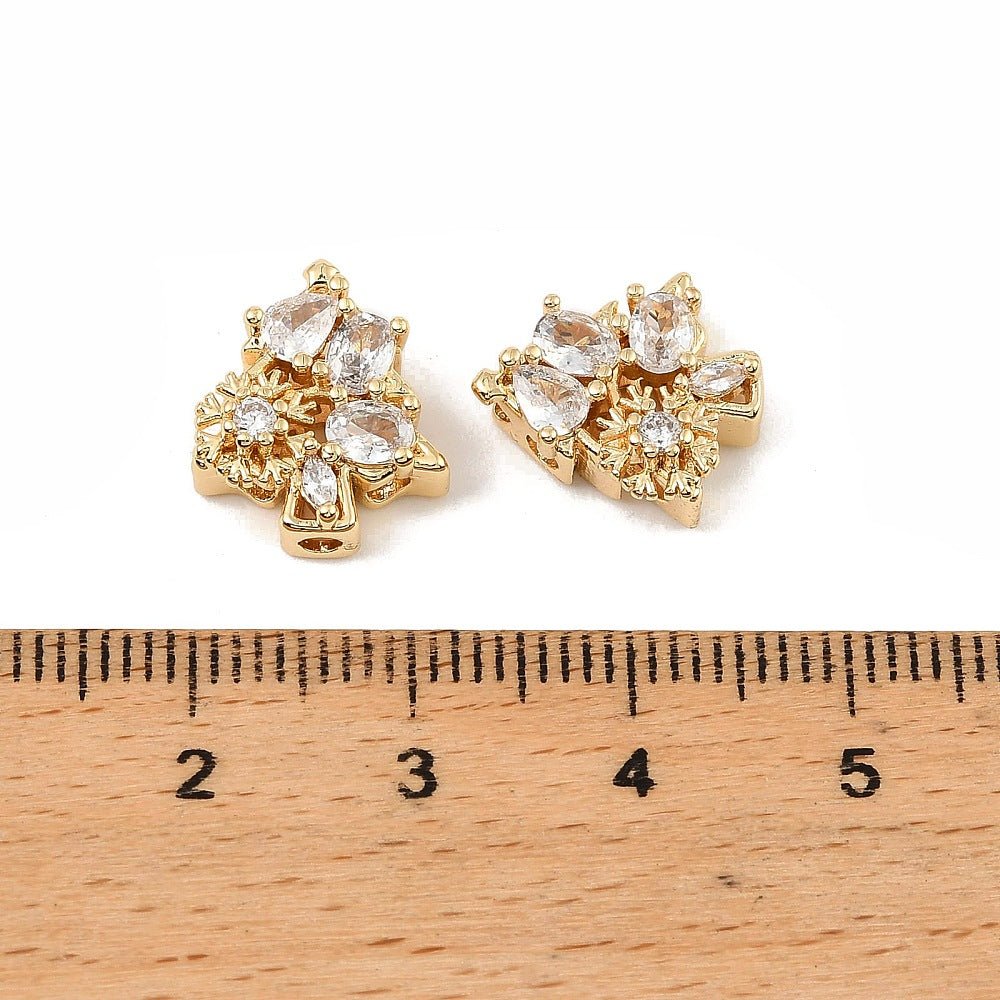 Juletræ med zirkonia sten, Forgyldt (13x11,5x5,5 mm) - Uniq Perler - 