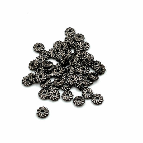 julia Metal perler ca 50 stk. black platede metal perler med lille mønster