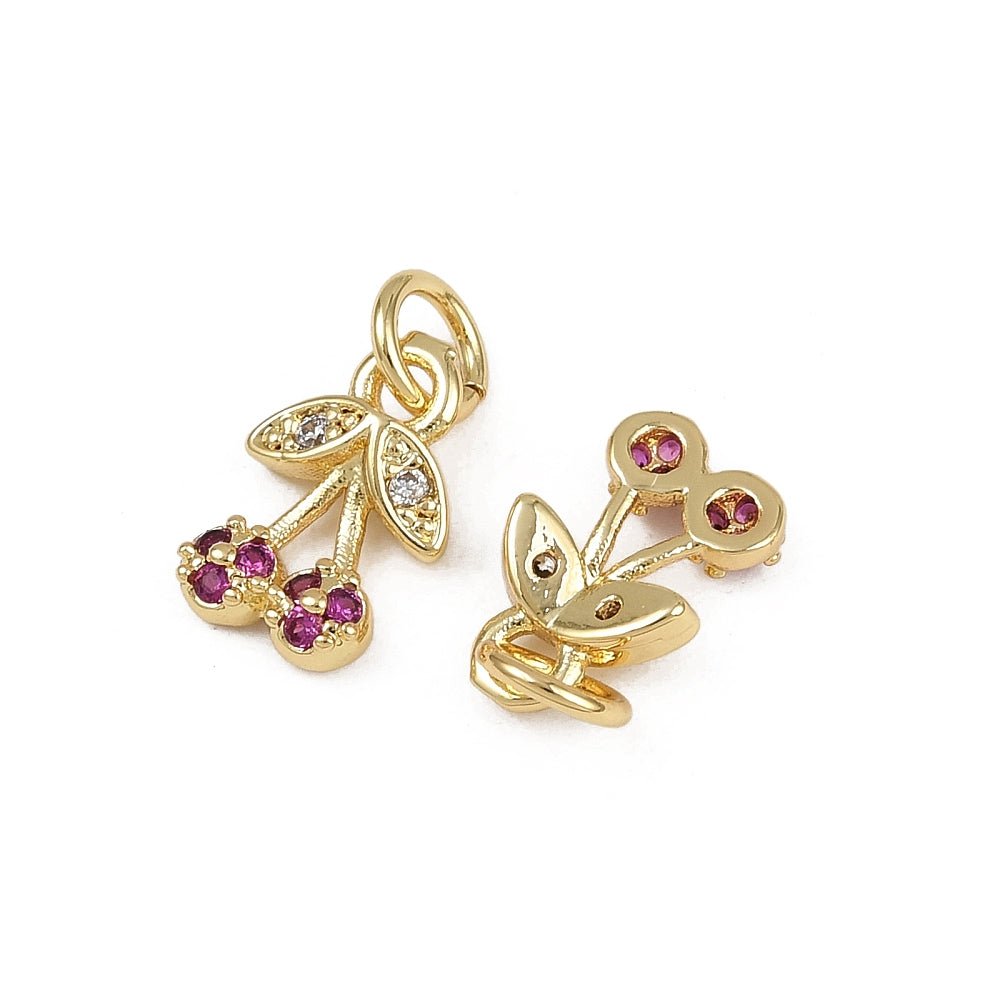 Kirsebær Vedhæng Med Zirkonia – Langtidsholdbar 18K Forgyldt Messing (11x7x2,5mm) - Uniq Perler - 118774