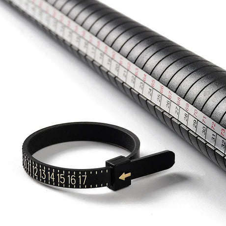 Komplet Ringmåler Sæt – Mandrel og Størrelsesringe I Sort Plast - Uniq Perler - 1111490030