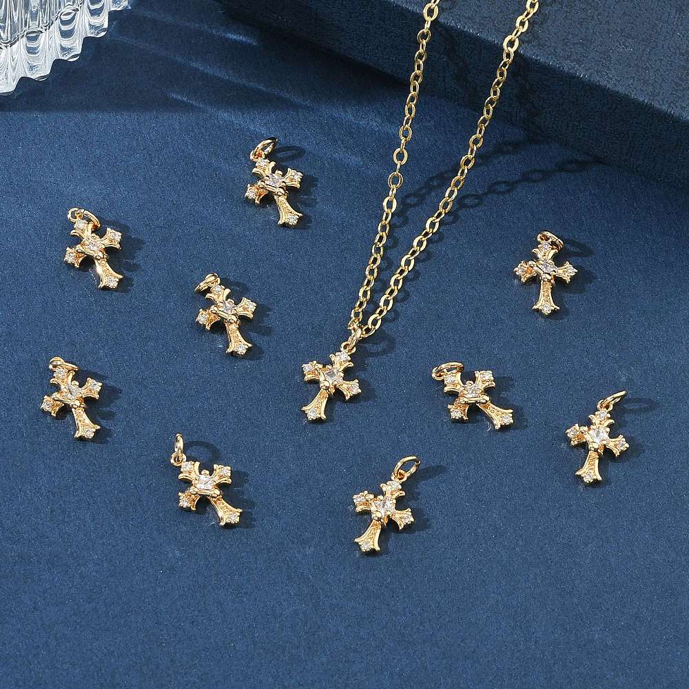 Kors Vedhæng Med Zirkonia – 18K Forgyldt Messing (13x9x4mm) - Uniq Perler - 120549