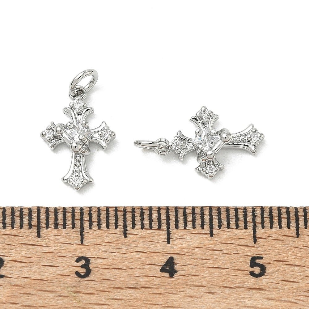 Kors Vedhæng Med Zirkonia – Platinbelagt Messing, Klar (13x9x4mm) - Uniq Perler - 120550