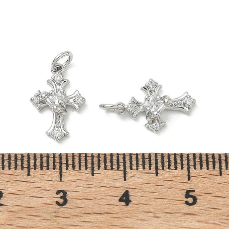 Kors Vedhæng Med Zirkonia – Platinbelagt Messing, Klar (13x9x4mm) - Uniq Perler - 120550