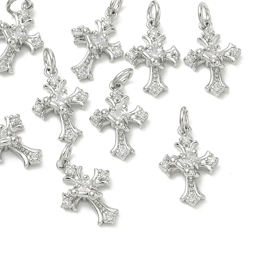 Kors Vedhæng Med Zirkonia – Platinbelagt Messing, Klar (13x9x4mm) - Uniq Perler - 120550