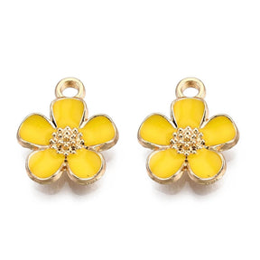 Kronbladsblomster Vedhæng Med Gul Emalje, Forgyldt, 16x13mm, 6 Stk - Uniq Perler - 111838