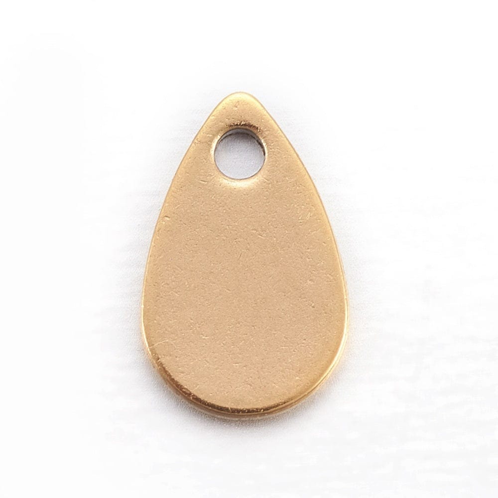 Lille Dråbe Vedhæng i Forgyldt Stål – Vandfast (8x5mm, 10 stk) - Uniq Perler - 113462