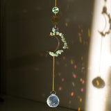 Måne Suncatcher Med Grøn Aventurin Chips – Glas Og messing (330~350mm) - Uniq Perler - 122389