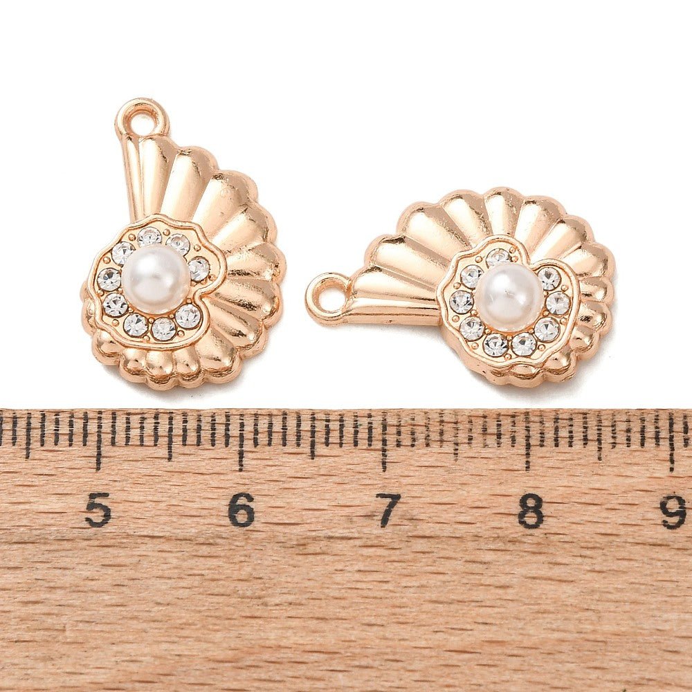 Muslinge Vedhæng Med Perle Og Rhinsten – 18K Forgyldt Messing (22x15mm) 6 stk. - Uniq Perler - 120503