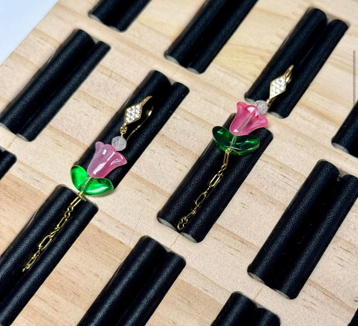 Ørekroge Med Zirkonia Sten, Harlekin Formet, 14K Langtidsholdbar Forgyldning, 16,5x4,5mm - Uniq Perler - 111668