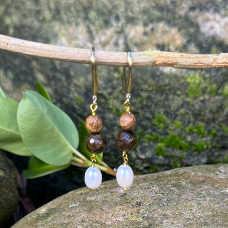 Øreringe – Gylden/Brune Nuancer Med Ferskvandsperler og Bronzit - Uniq Perler - 580000