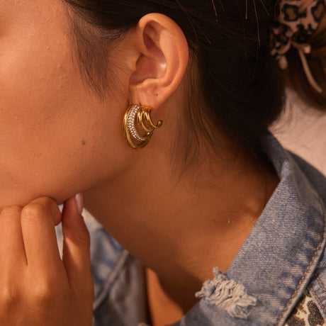 Ørestikkere i Forgyldt Vandfast Stål – Med Zirkonia (26mm) - Uniq Perler - 