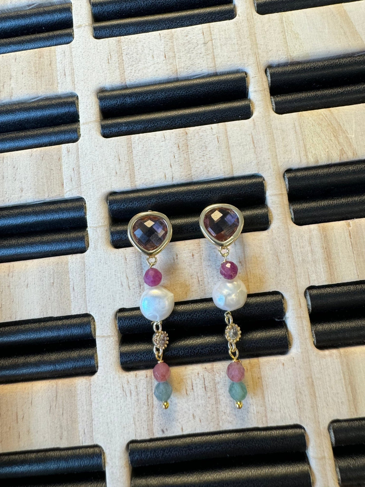 Ørestikkere Med Rosa/Lilla Facetteret Glas - 18K Forgyldt (13x11x4,5mm) - Uniq Perler - 0089480008