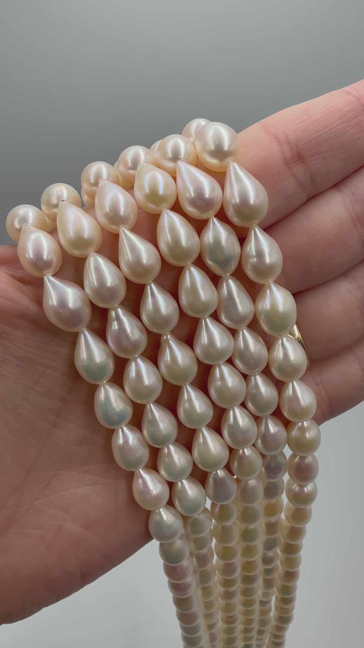 Freshwater pearls – Rice/Drop-shaped, Grade AA (8x9mm) 