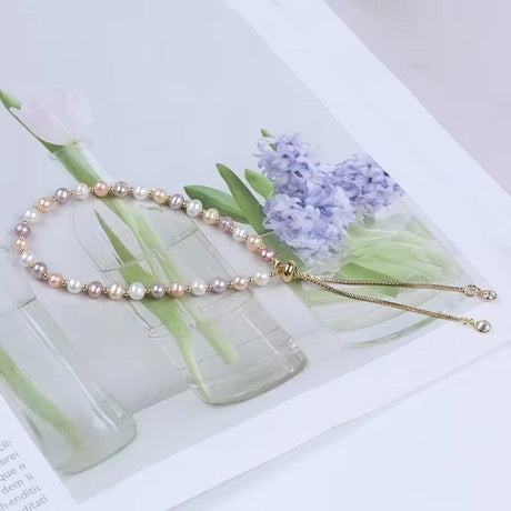 Regulerbar Armbånd med Ferskvandsperler - Pastel Nuancer, (19,5cm) - Uniq Perler - 853578