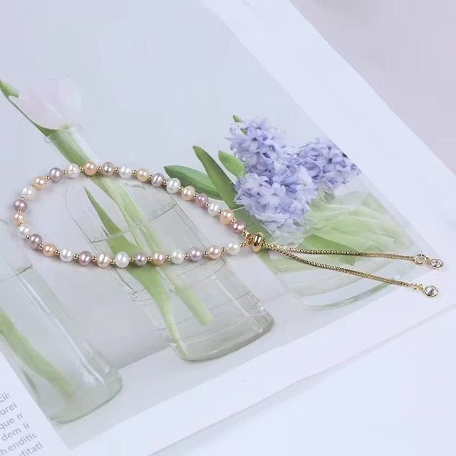 Regulerbar Armbånd med Ferskvandsperler - Pastel Nuancer, (19,5cm) - Uniq Perler - 853578