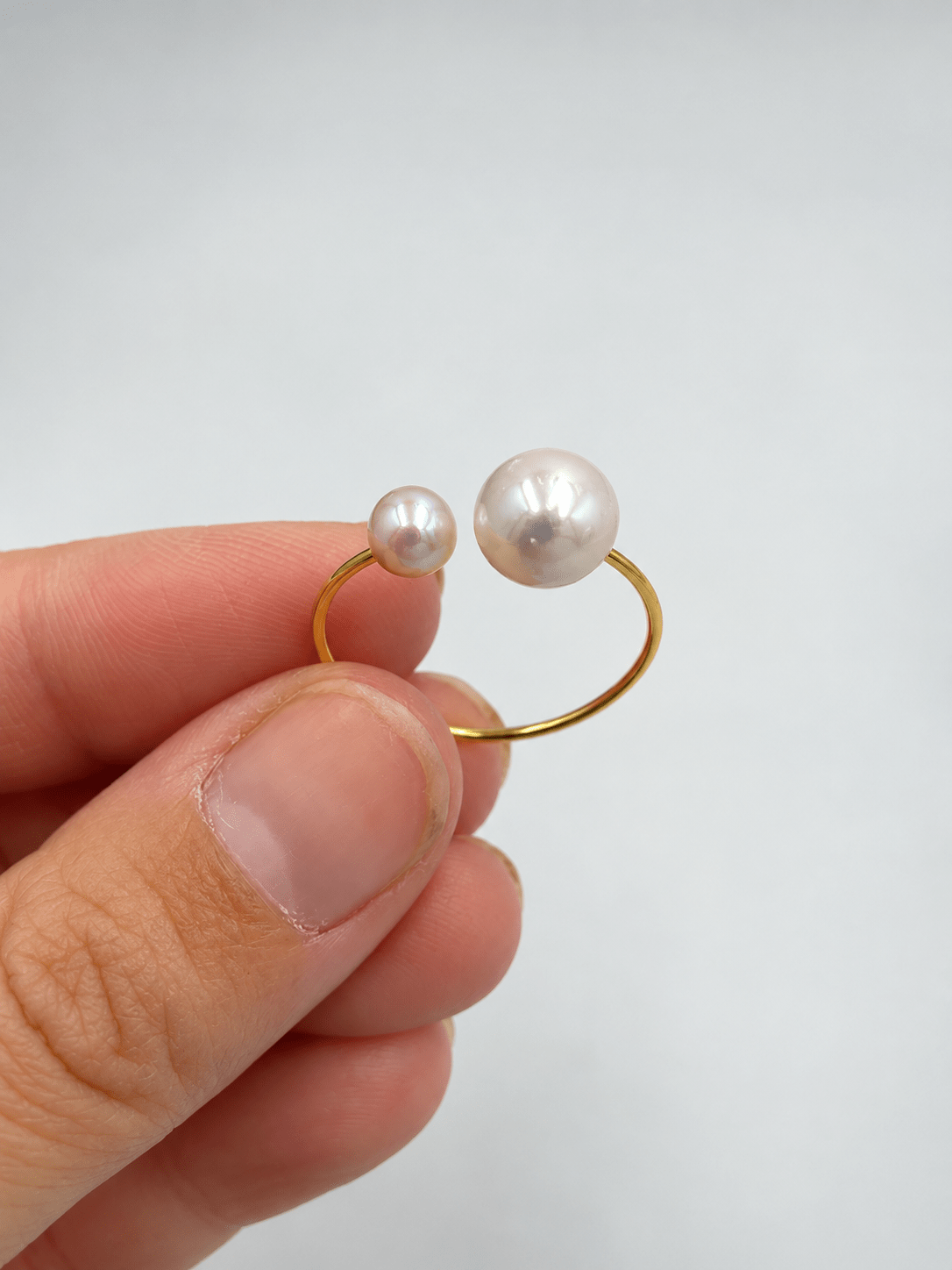 Regulerbar Og Forgyldt Ring Med Hvid Ferskvandsperle - Uniq Perler - 125456