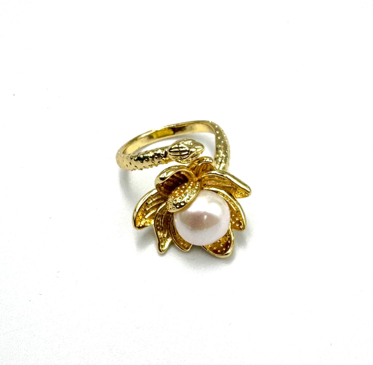 Regulerbar Og Forgyldt Ring Med Lotus Blomst Og Hvid Ferskvandsperle - Uniq Perler - 451232