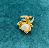 Regulerbar Og Forgyldt Ring Med Lotus Blomst Og Hvid Ferskvandsperle - Uniq Perler - 451232