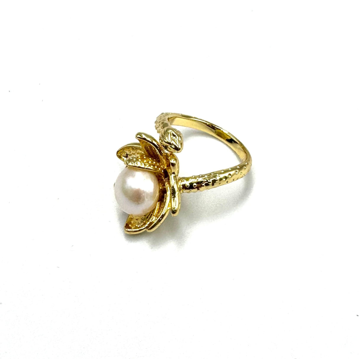 Regulerbar Og Forgyldt Ring Med Lotus Blomst Og Hvid Ferskvandsperle - Uniq Perler - 451232