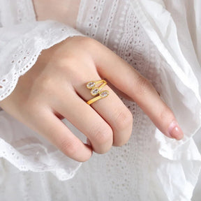 Adjustable Ring in Water-resistant Gold-plated Steel with Clear Zirconia (16–19mm) - Uniq Perler - 