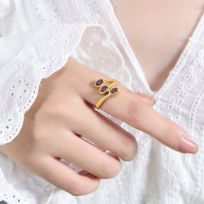 Adjustable Ring in Water-resistant Gold-plated Steel with Purple Zirconia (16–19mm) - Uniq Perler - 