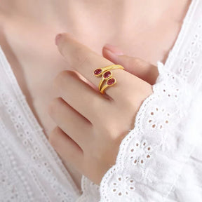 Justerbar Ring i Vannfast Forgylt Stål med Rød/Bordeaux Zirkonia (16–19mm) - Uniq Perler - 