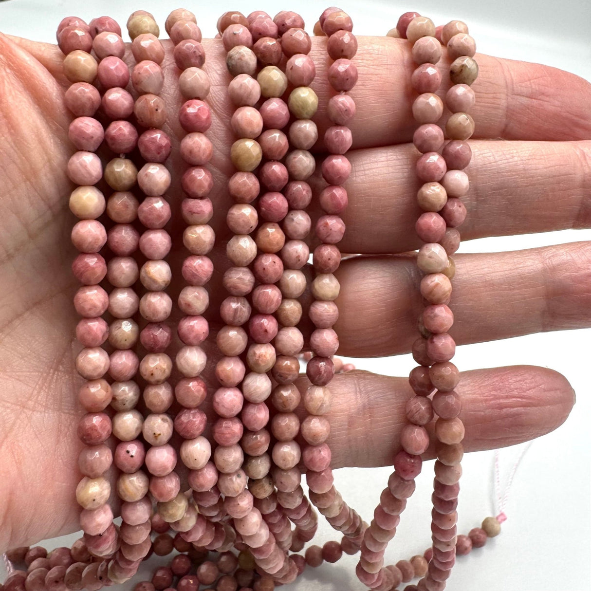 Rhodonit – Facetteret, Rund (4mm) - Uniq Perler - 111460