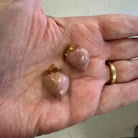 Rhodonit Hjerte Vedhæng, (18x15mm) - Uniq Perler - 112235