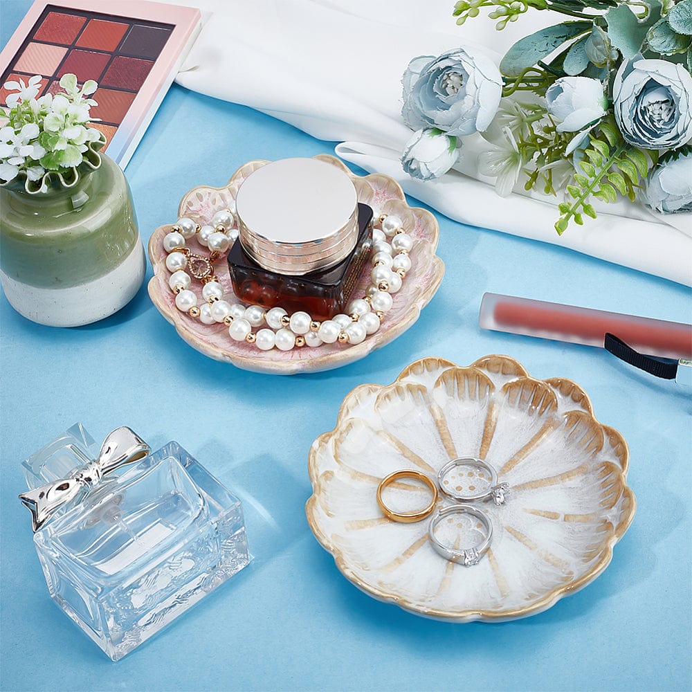 Smykkefad i Porcelæn – Blomsterformet, (1 stk.) - Uniq Perler - 115623