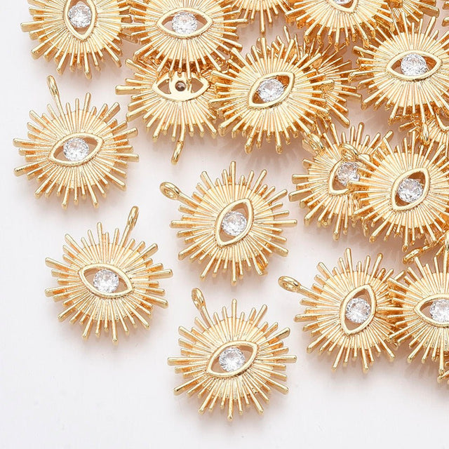 Sol Vedhæng med Øje og Cubic Zirconia – Messing Forgyldt 18 Karat (17mm) - Uniq Perler - 117075