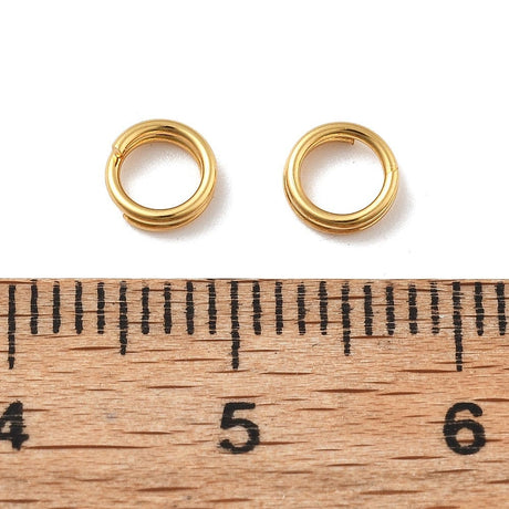 Splitringe i Vandfast Stål – 18K Forgyldt (5 mm 10 stk) - Uniq Perler - 116026