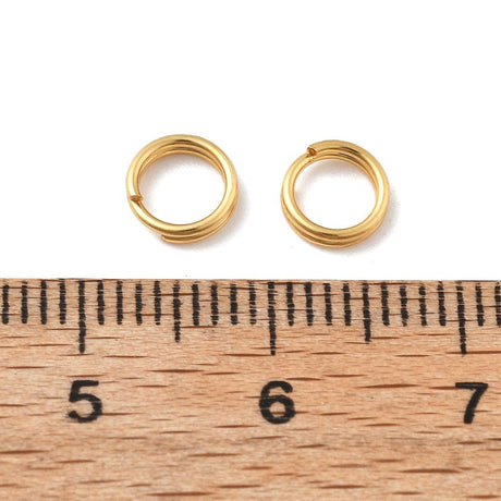 Splitringe i Vandfast Stål – 18K Forgyldt (6mm 10 stk) - Uniq Perler - 116028