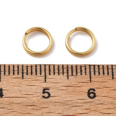 Splitringe i Vandfast Stål – 18K Forgyldt (7mm 10 stk) - Uniq Perler - 116025