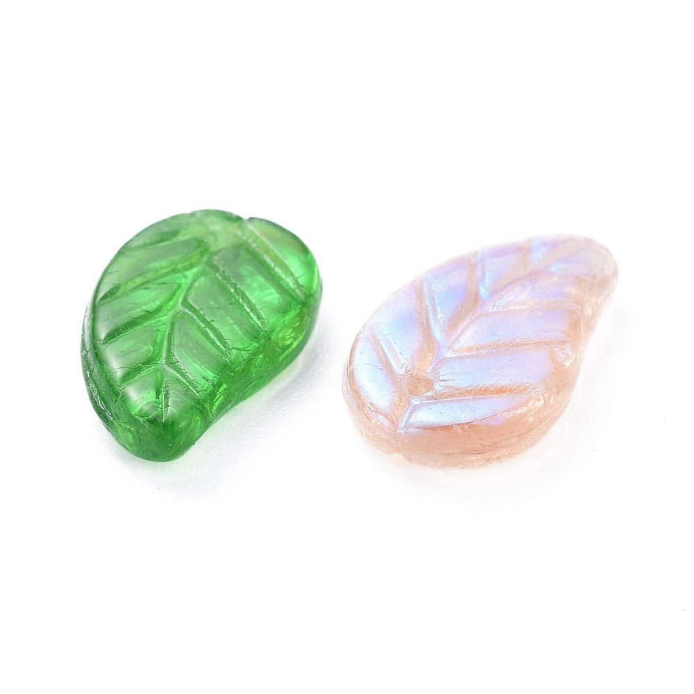 Tschechische handgefertigte Anhänger – Blätter in Mixfarben (ca. 15 mm) 20 Stk. - Uniq Perler - 